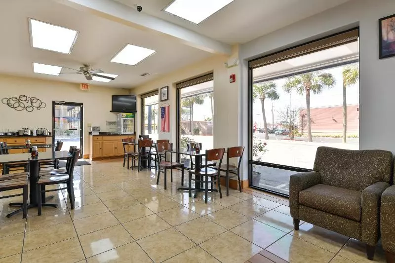 Отель Lake Park Inn Express