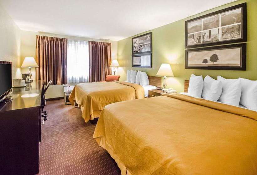 בית מלון כפרי Quality Inn