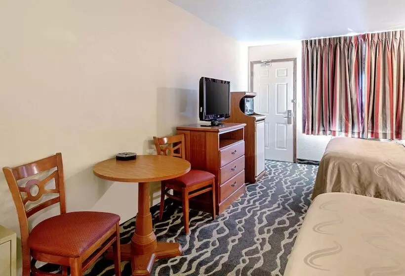 هتل Quality Inn Huron