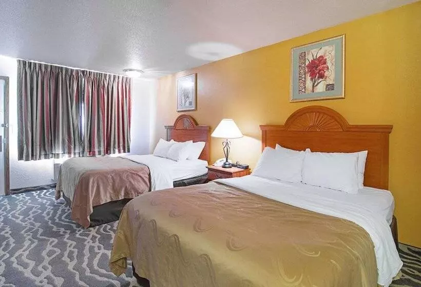 هتل Quality Inn Huron