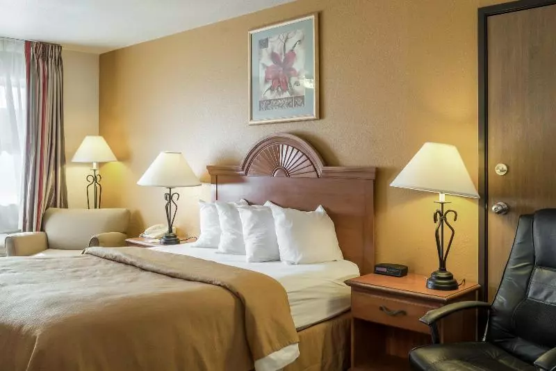 هتل Quality Inn Huron