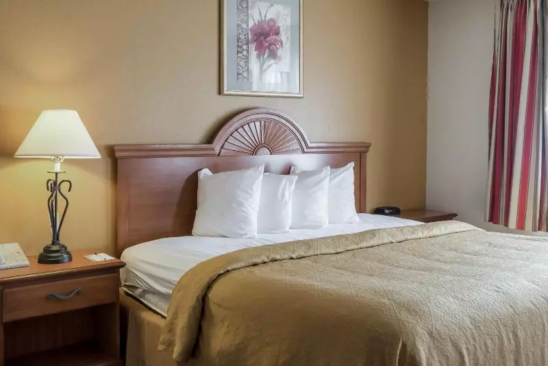 هتل Quality Inn Huron