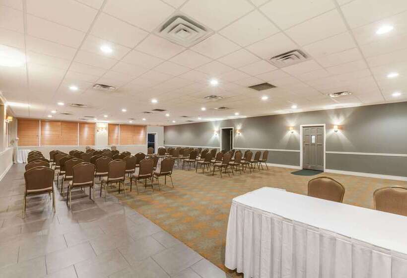 فندق Ramada By Wyndham New Iberia