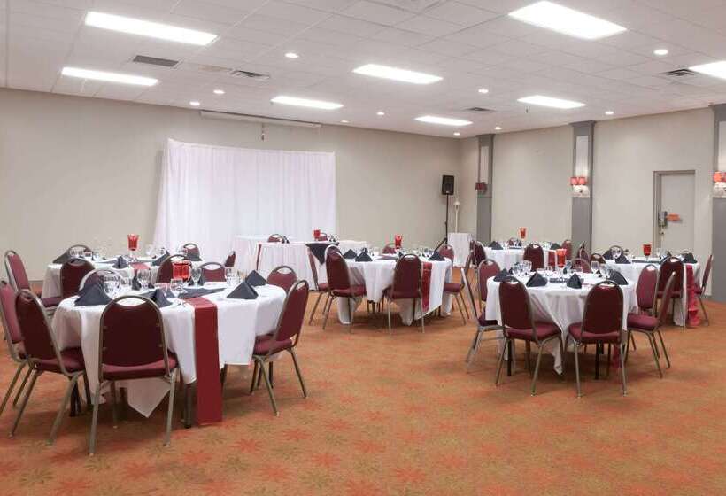 فندق Ramada By Wyndham New Iberia