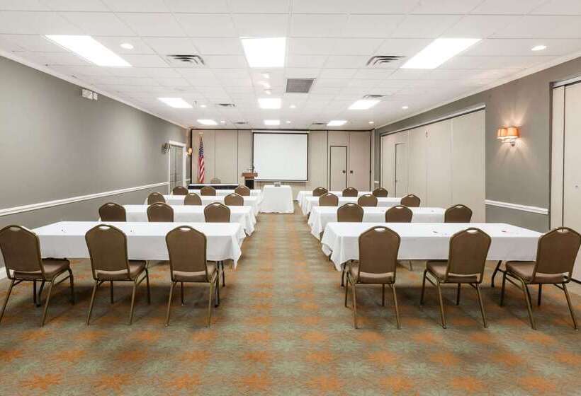 فندق Ramada By Wyndham New Iberia