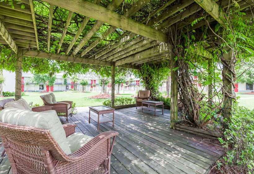 فندق Ramada By Wyndham New Iberia