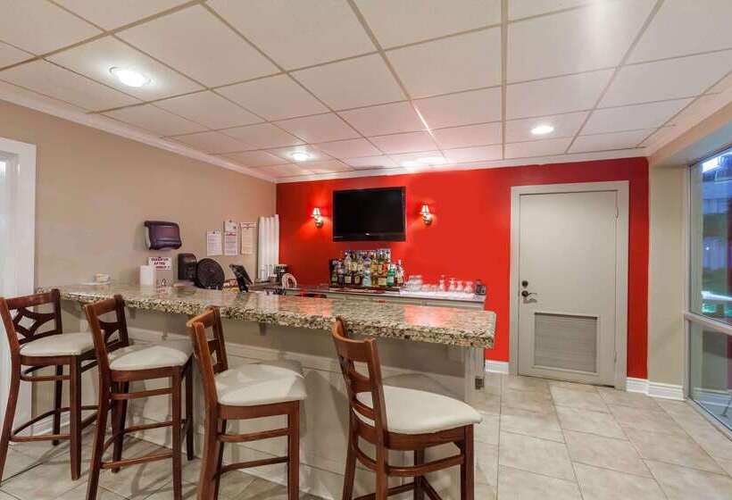 فندق Ramada By Wyndham New Iberia