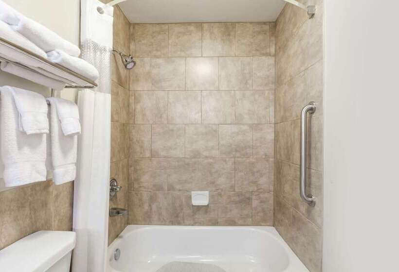 فندق Ramada By Wyndham New Iberia