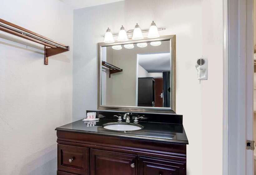 فندق Ramada By Wyndham New Iberia