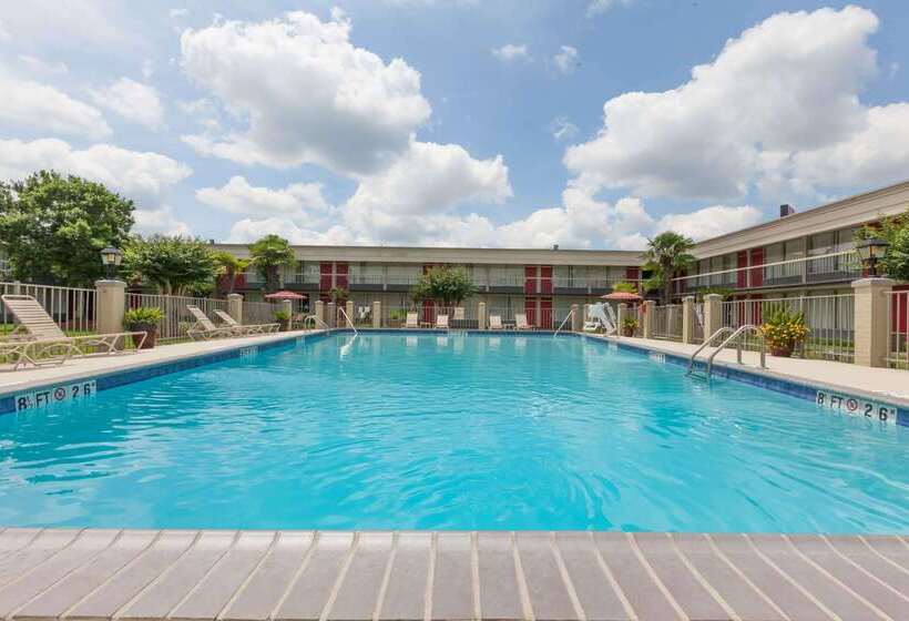 فندق Ramada By Wyndham New Iberia