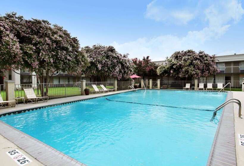 فندق Ramada By Wyndham New Iberia