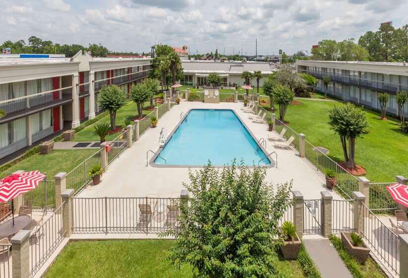 فندق Ramada By Wyndham New Iberia