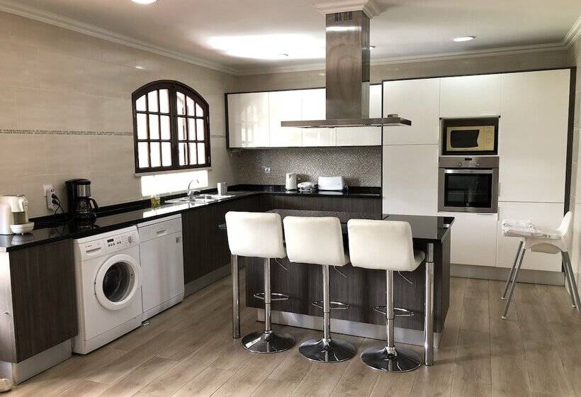 Aroeira’s Paradise Villa With Pool