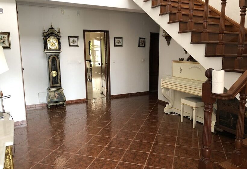 Aroeira’s Paradise Villa With Pool