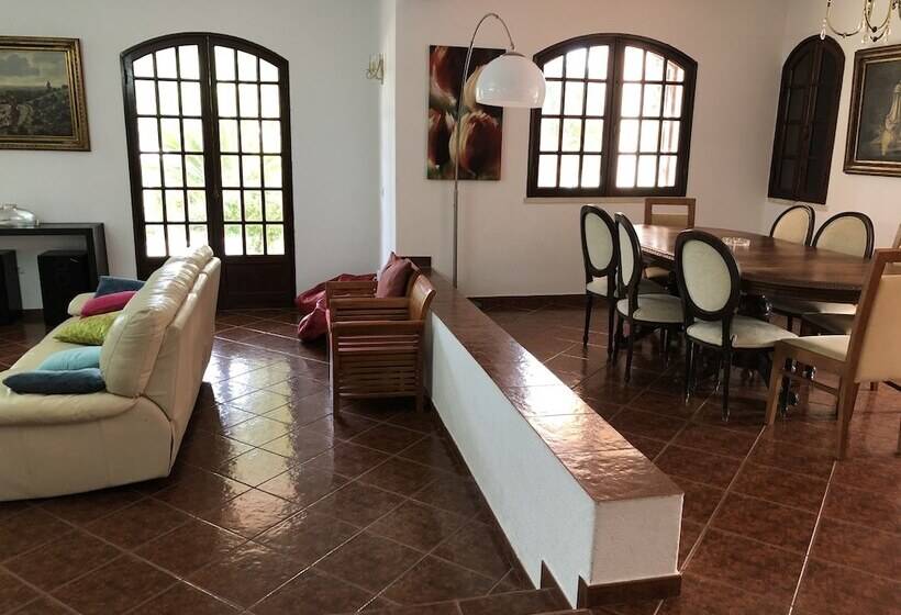 Aroeira’s Paradise Villa With Pool