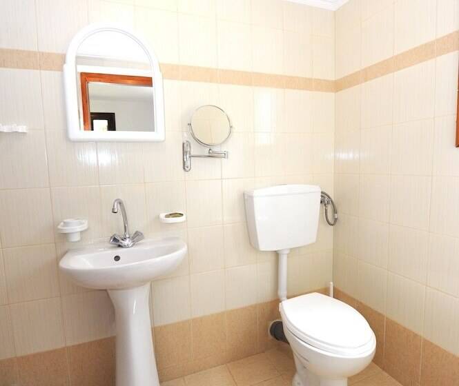 בית מלון כפרי Castle View Bungalows