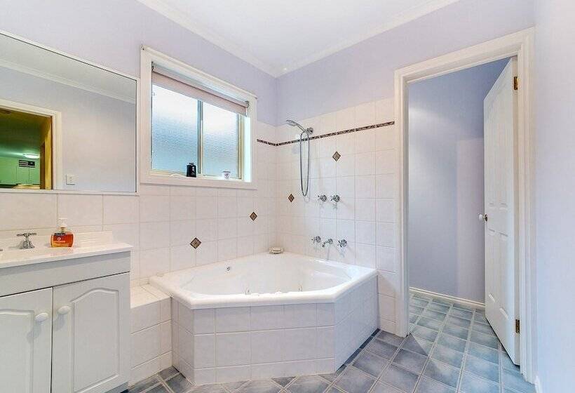 Cosy Unit At 2 3 Wyndham In Cowes