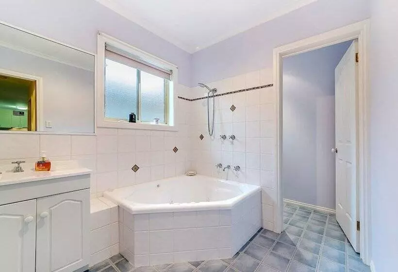 Cosy Unit At 2 3 Wyndham In Cowes