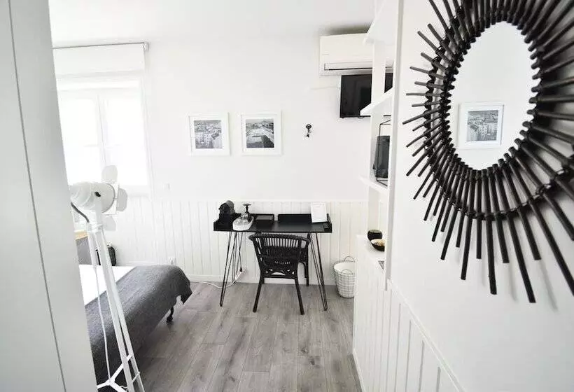 پانسیون Jr Studios & Suites I Rius I