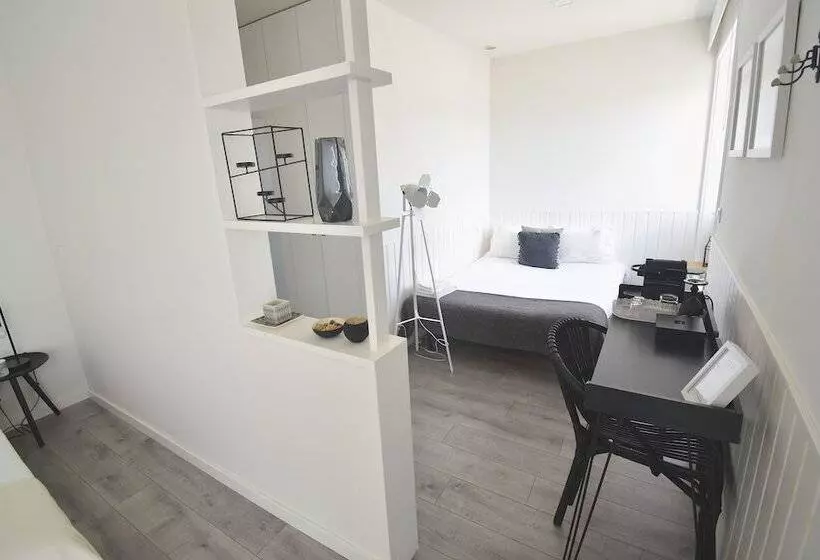 پانسیون Jr Studios & Suites I Rius I