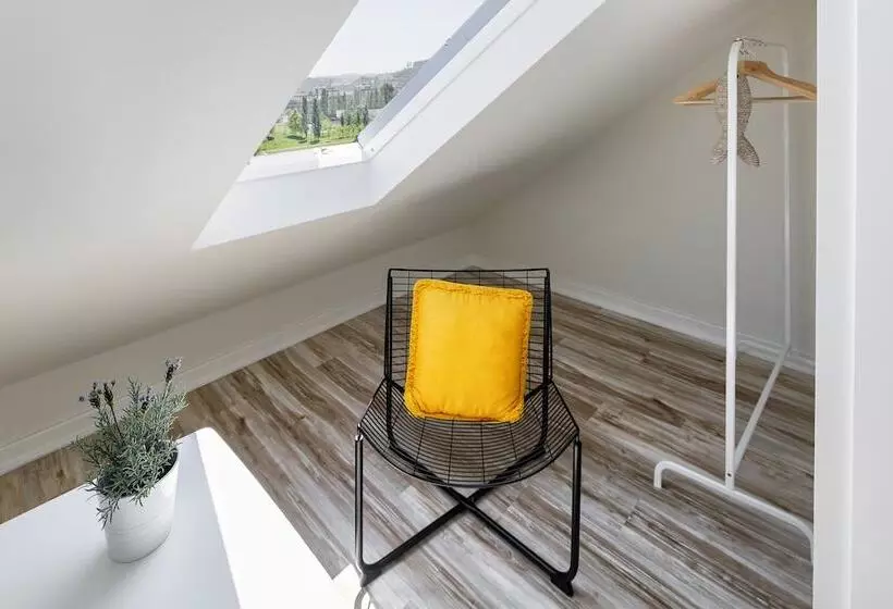 پانسیون Jr Studios & Suites I Rius I