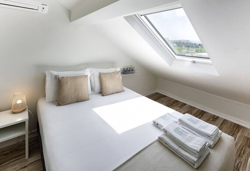 پانسیون Jr Studios & Suites I Rius I