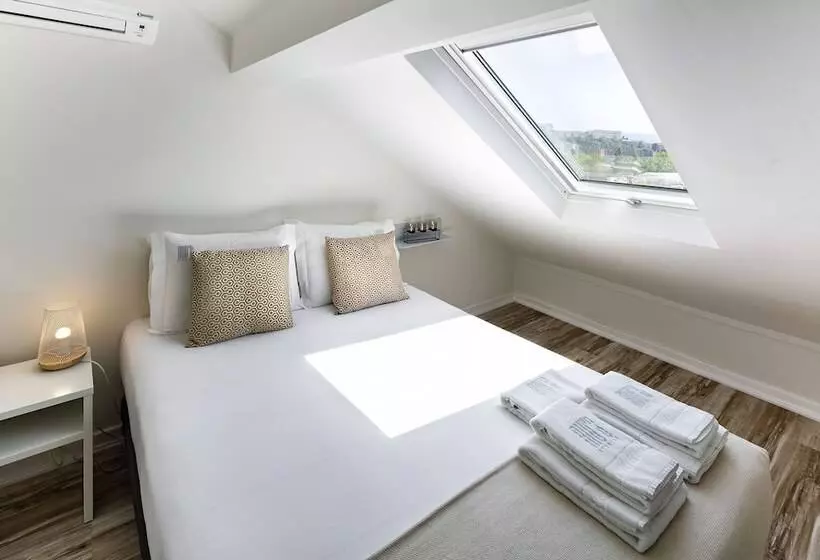 پانسیون Jr Studios & Suites I Rius I