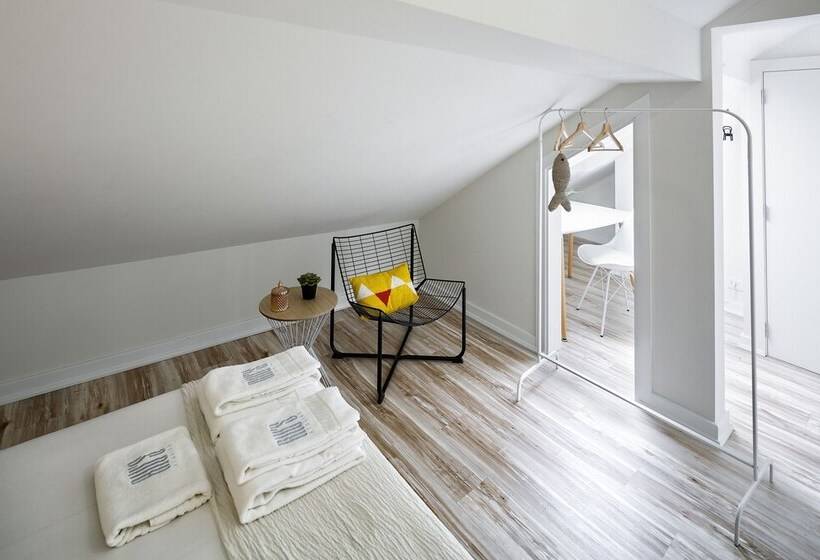 پانسیون Jr Studios & Suites I Rius I