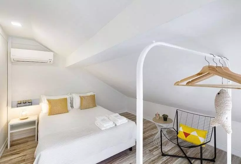 پانسیون Jr Studios & Suites I Rius I