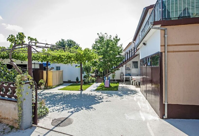 Holiday Home And Apartment Dubravka