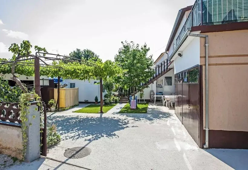 Holiday Home And Apartment Dubravka