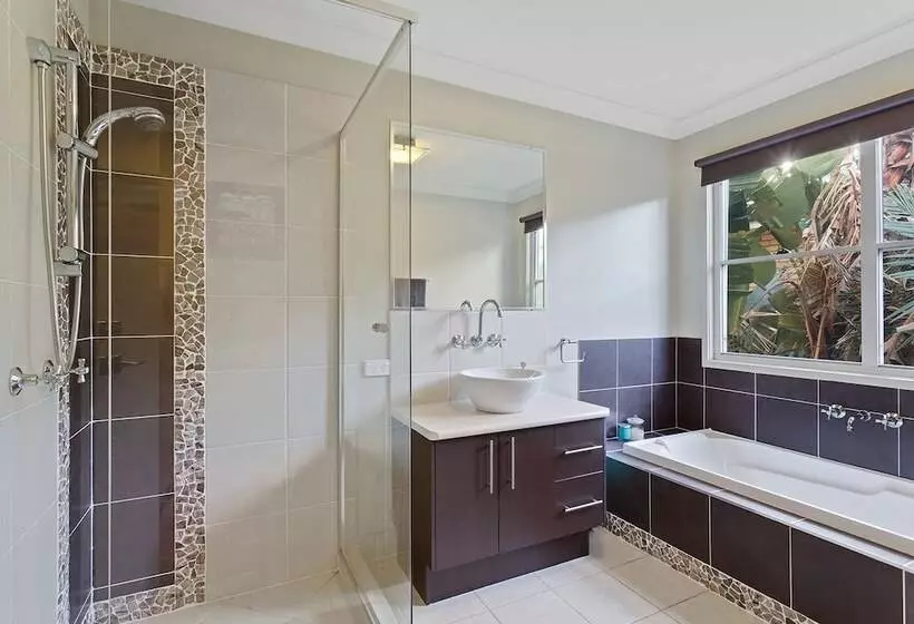 Resort Style Home Near Airport & Cbd