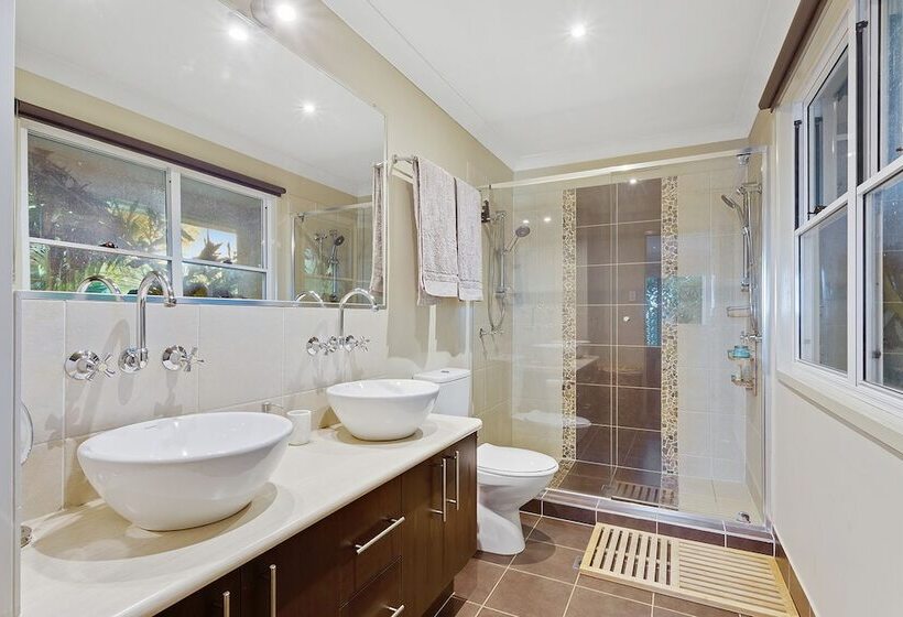 Resort Style Home Near Airport & Cbd