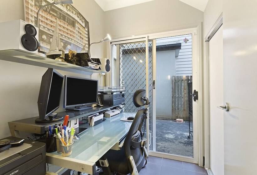 Resort Style Home Near Airport & Cbd