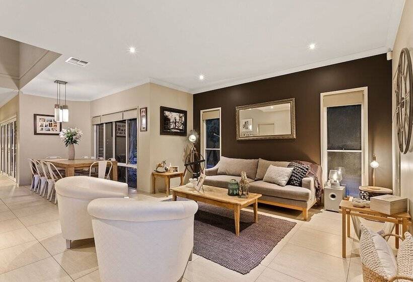 Resort Style Home Near Airport & Cbd