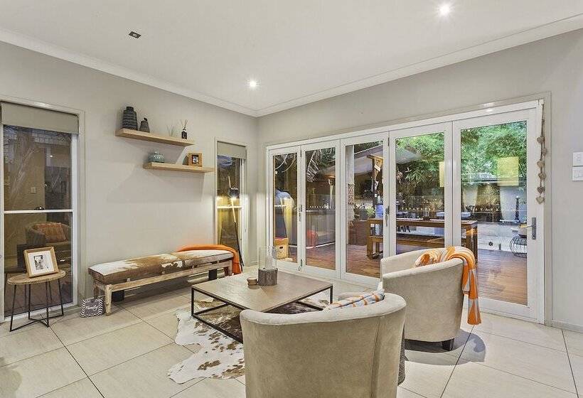 Resort Style Home Near Airport & Cbd