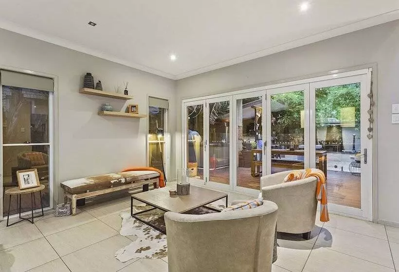 Resort Style Home Near Airport & Cbd