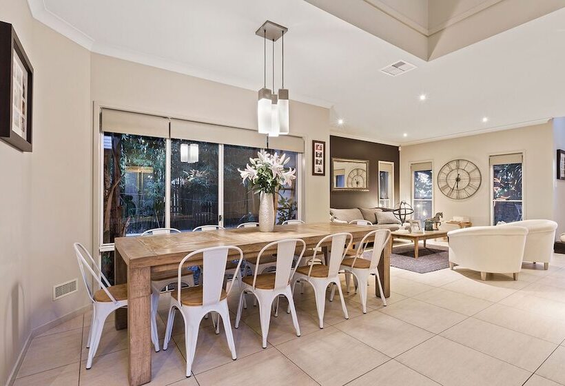 Resort Style Home Near Airport & Cbd