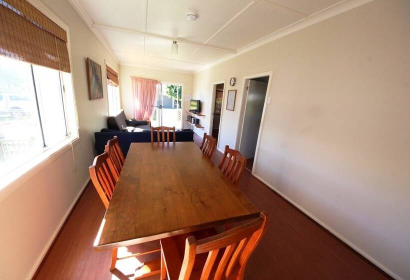 Frog Hollow Hat Head 3 Oak St No Sheets Or Towels Provided