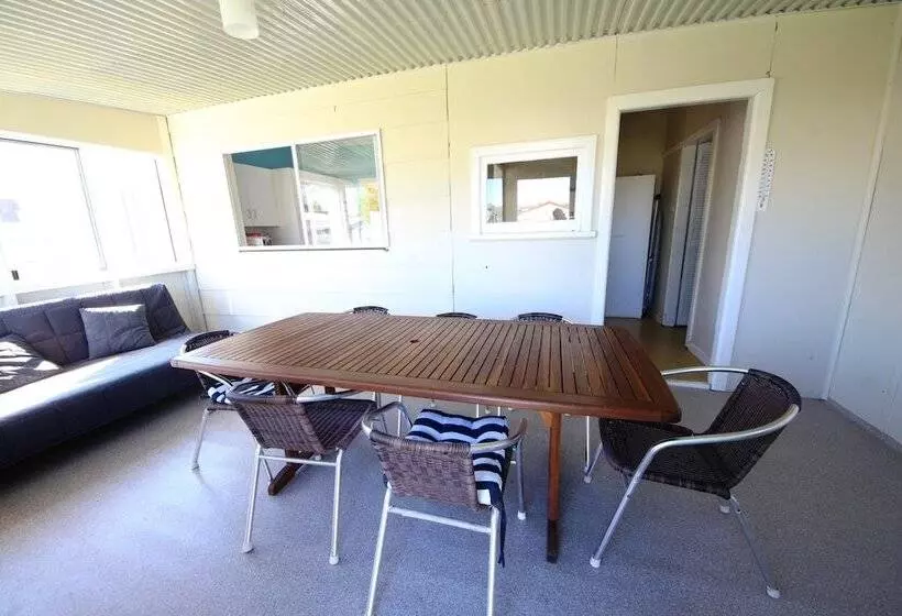 Frog Hollow Hat Head 3 Oak St  No Sheets Or Towels Provided