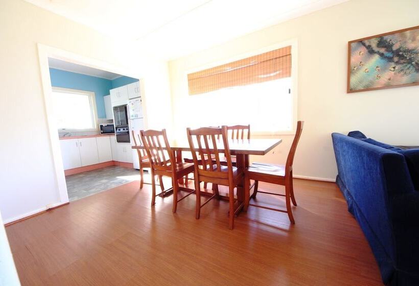 Frog Hollow Hat Head 3 Oak St No Sheets Or Towels Provided