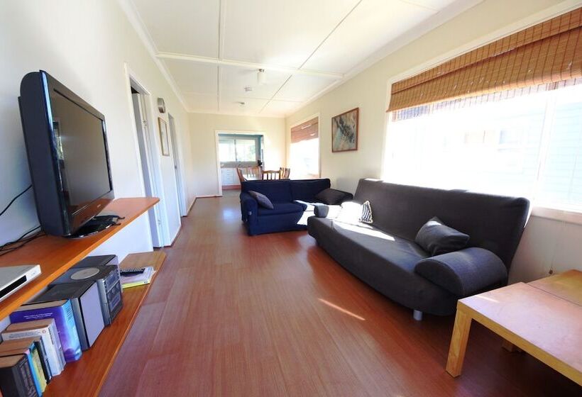 Frog Hollow Hat Head 3 Oak St No Sheets Or Towels Provided