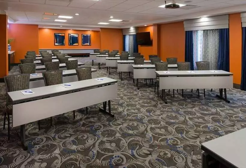 هتل Holiday Inn Express & Suites Nashville Southeast   Antioch, An Ihg