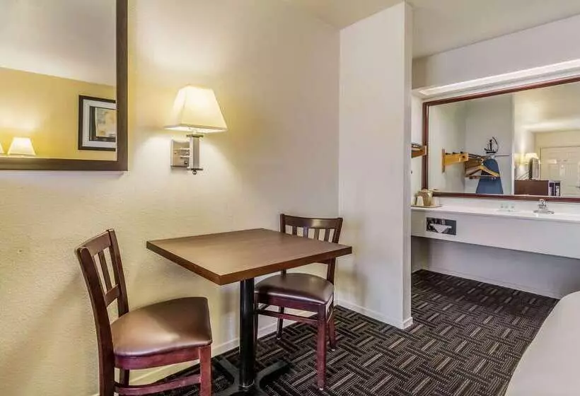 ホテル Quality Inn Fresno Near University