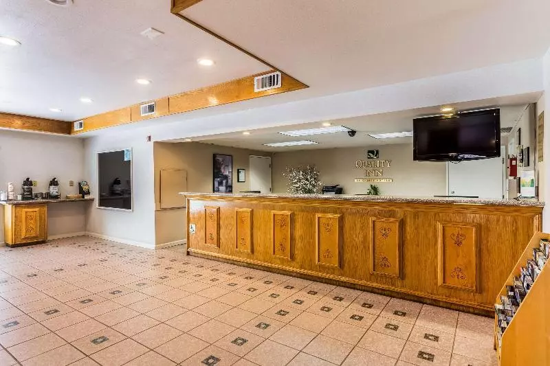 ホテル Quality Inn Fresno Near University