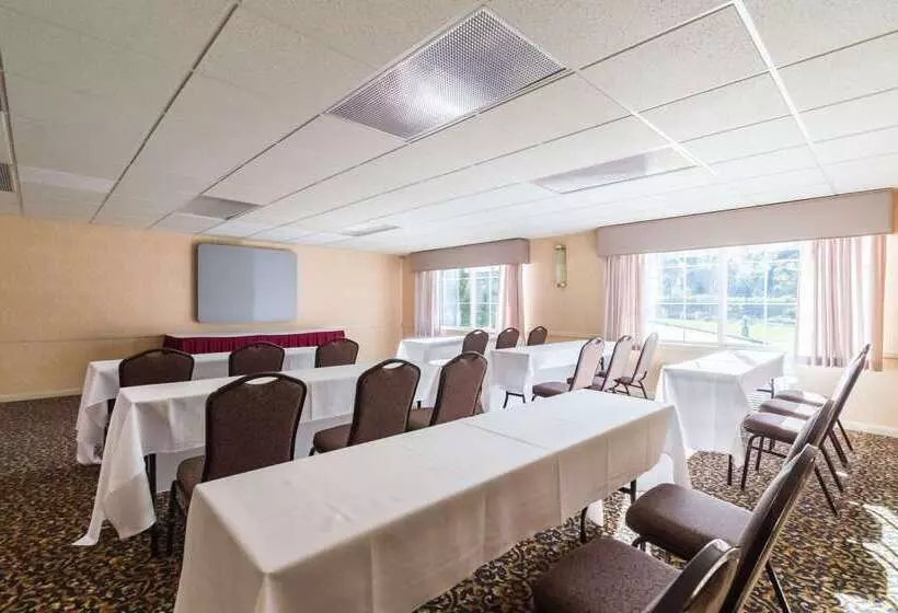 Отель Quality Inn & Suites Conference Center