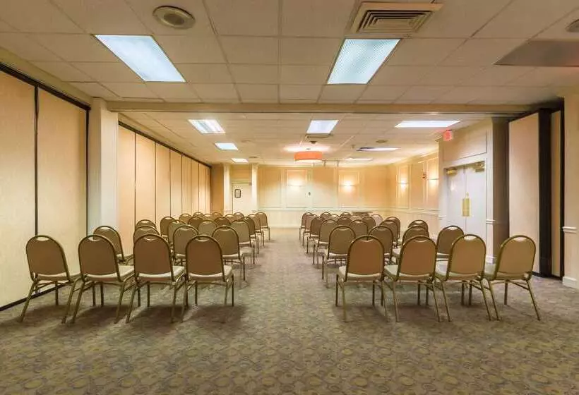 Отель Quality Inn & Suites Conference Center