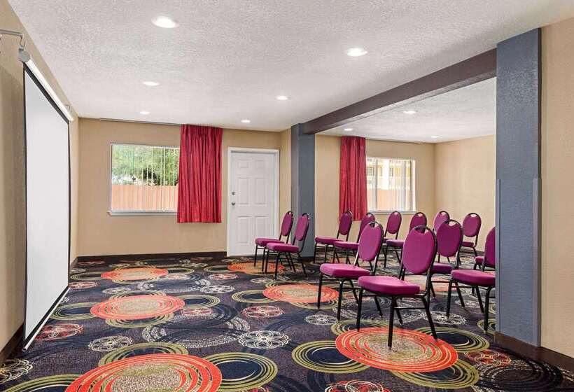 Hotel Ramada By Wyndham San Antonio Near Seaworld Lackland Afb