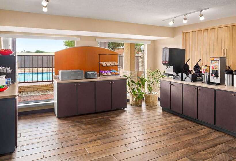 Hotel Ramada By Wyndham San Antonio Near Seaworld Lackland Afb