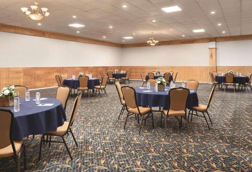 فندق Wyndham Garden Conference Center Champaign/urbana